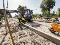 Stratenmakers houden sproeien extra goed de tegels vanwege de hitte Halmaheiraplein Dordrecht