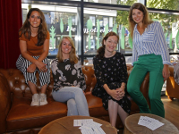 Groepsfoto van de vier dames van Dordt op de Kaart Dordrecht