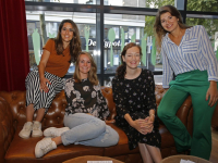 Groepsfoto van de vier dames van Dordt op de Kaart Dordrecht