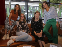 Groepsfoto van de vier dames van Dordt op de Kaart Dordrecht
