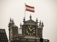 Dordtse vlag wappert op grote kerk Dordrecht
