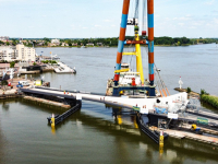 Eindelijk na drie jaar vertraging is vandaag de Prins Clausbrug ingehesen Dordrecht