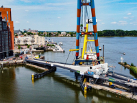 Eindelijk na drie jaar vertraging is vandaag de Prins Clausbrug ingehesen Dordrecht