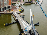 Laatste werkzaamheden aan Prins Clausbrug in gehesen Dordrecht