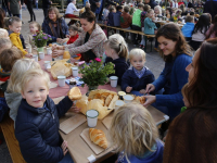 Schoolontbijt vanwege veertig jarig bestaan Dordrecht