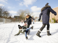 Sneeuwpret kinderen en leerkrachten Don Bosco School Dordrecht Tstolk