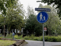 032092020-Bewoner-Hans-de-Waal-lopend-door-het-Crabbehofpad-Dordrecht-Tstolk-002