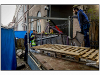 15042026-Eerste-bronzen-sculptuur-geplaatst-aan-gevel-museum-in-Museumstraat-Dordrecht-Stolkfotografie-002