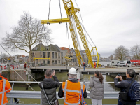 Eerste deel Engelenburgerbrug op transport