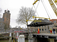 Eerste deel Engelenburgerbrug op transport