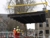 Eerste deel Engelenburgerbrug op transport