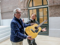 Gitaar van Philip Elzerman van de band The Zipps overhandigd aan Peter Schoon directeur Dordrechts Museum