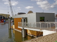 20171104 Maandagmiddag meerde de allereerste waterwoning aan op de Stadswerven Dordrecht Tstolk