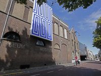 Groots werk van Jan vd Ploeg schittert aan gevel Museum