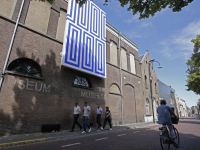 Groots werk van Jan vd Ploeg schittert aan gevel Museum