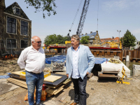 Peter de Vet en wethouder Stam op bouwlocatie Engelenburgerbrug Dordrecht