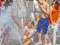 20172908 Scholieren Vest genieten van laatste zonnige dag in fontein Statenplein Dordrecht Tstolk 003