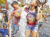 20172908 Scholieren Vest genieten van laatste zonnige dag in fontein Statenplein Dordrecht Tstolk 004