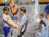 20172908 Scholieren Vest genieten van laatste zonnige dag in fontein Statenplein Dordrecht Tstolk 005