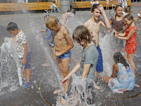 20172908 Scholieren Vest genieten van laatste zonnige dag in fontein Statenplein Dordrecht Tstolk 006