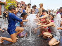 20172908 Scholieren Vest genieten van laatste zonnige dag in fontein Statenplein Dordrecht Tstolk