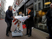 20180902 Fiets aan hand midden voorstraat Dordrecht Tstolk