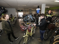 20160801 Kelly dolblij met gekregen fiets Rijwielcenter Vietsch Stadspolders Dordrecht Tstolk 003.jpg