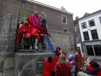 20170902 Inpakken van gebroeders De Witt Startsein Warmetruiendag Visbrug Dordrecht Tstolk 003