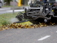 Bladeren verwijderd van gladde fietspaden Noordendijk Dordrecht