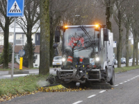 Bladeren verwijderd van gladde fietspaden Noordendijk Dordrecht