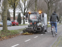 Bladeren verwijderd van gladde fietspaden Noordendijk Dordrecht