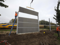 Geluidsscherm geplaatst langs spoorlijn Leerparkpromenade Dordrecht