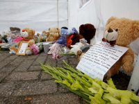 Knuffels en kaarsjes voor woning Cremerstraat Papendrecht