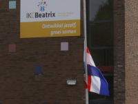 vlag half stok bij IKC Beatrix school Papendrecht