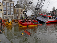 Duikers in het water Maartensgat bij berging van hijskraan en Ponton Dordrecht