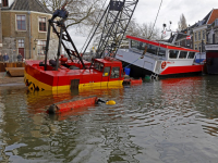 Duikers in het water Maartensgat bij berging van hijskraan en Ponton Dordrecht