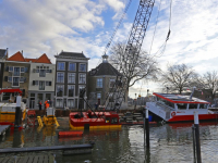 Gemeente start met berging van hijskraan en ponton Maartensgat Dordrecht