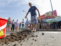 Tientallen mensen tijdens protest bij Chemours Baanhoekweg Dordrecht