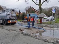 Gesprongen rioolpersleiding bij Doctor Boutensstraat