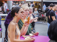 Hapje eten dansen en vooral Druk tijdens Pasar Malam Dordrecht