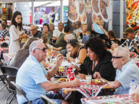 Hapje eten dansen en vooral Druk tijdens Pasar Malam Dordrecht
