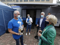 Mobiele coronavaccinatie-unit van de GGD prikbus Markt Papendrecht