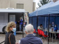 Mobiele coronavaccinatie-unit van de GGD prikbus Markt Papendrecht