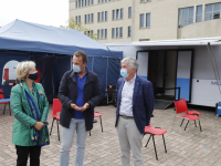 Mobiele coronavaccinatie-unit van de GGD prikbus Markt Papendrecht