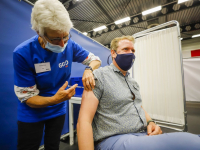 Arco Strop krijgt 250.000ste Coronavaccinatie DeetosSnel hal Dordrecht