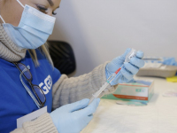 Eerste vaccinatie tegen corona aan zorgmedewerkers DeetosSnelhal Dordrecht