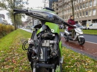 Deelscooter van Go gesloopt achtergelaten Spuiboulevard Dordrecht