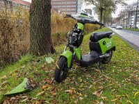 23112021-Deelscooter-van-Go-gesloopt-achtergelaten-Spuiboulevard-Dordrecht-Stolkfotografie-003