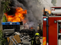 Graafmachine en container in brand Rijksstraatweg Dordrecht