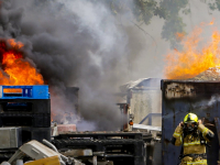 Graafmachine en container in brand Rijksstraatweg Dordrecht